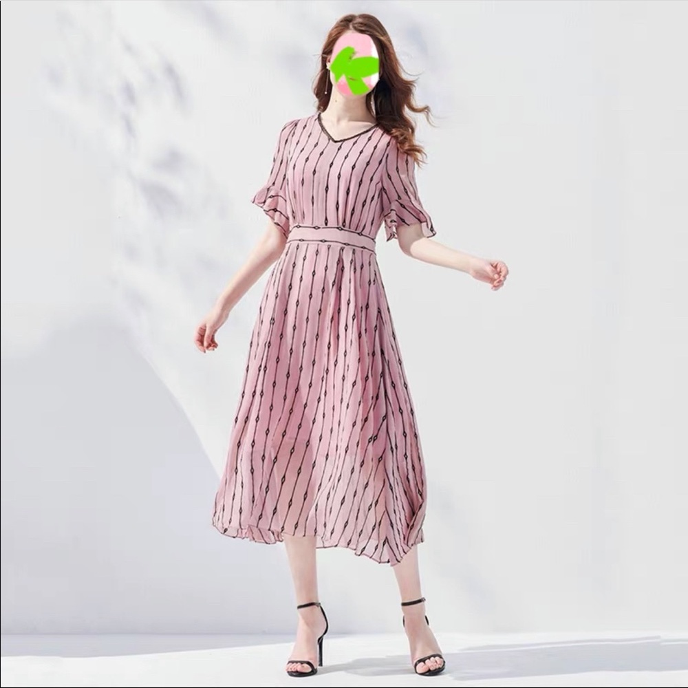 Pretty dress! Dusty pink with silver/black details